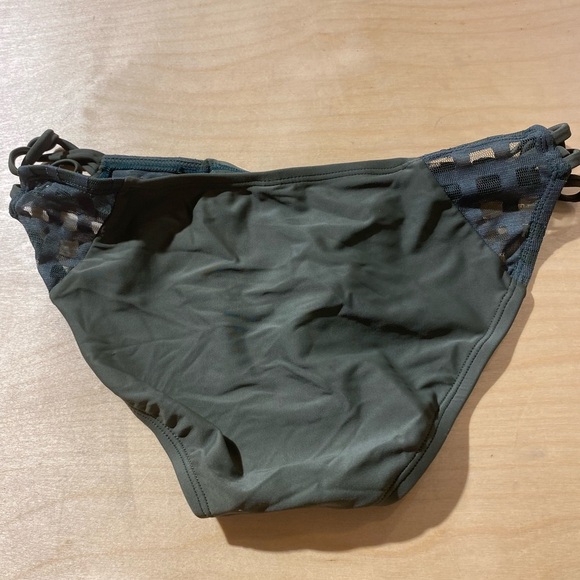 Gossip Women's Green Bikini Bottom Size Medium (BP) - Picture 11 of 11